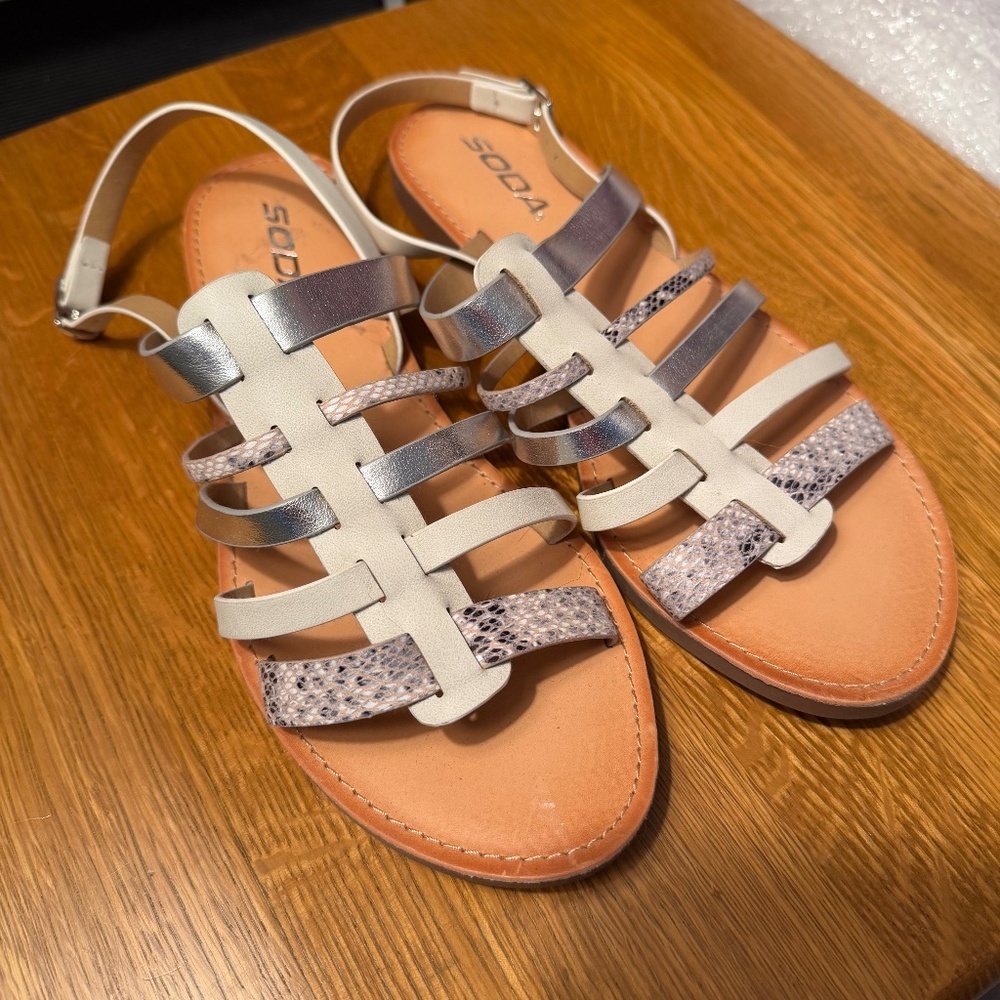 NEW snakeskin-print Silver  & white flat strappy sandals sz. 9